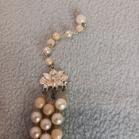 🌹Vintage Made in Japan Triple Strand Statement Necklace and Clip-on Earrings - Picture 4 of 10